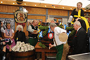 2013 benötigte OB Christian Ude 2 Schläge beim anzapfen des ersten Wiesnfasses (©Foto: Ingrid Grossmann)